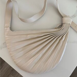 Sabrina Zeng Elegant White / Cream Pleated Chiaroscuro Hammock Bag